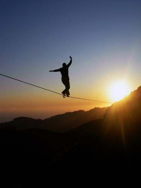 Balance - Slack_lining_on_a_rope